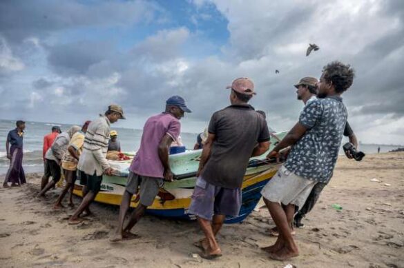 Yethum Rupasinghe (Sri Lanka) – Coming to shore (584…